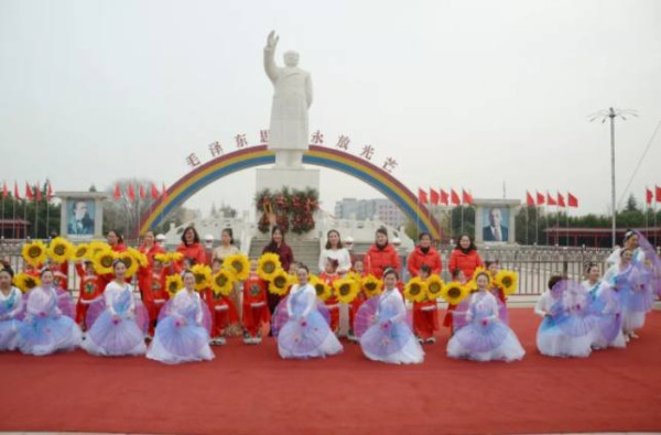 南街村隆重举行纪念毛主席诞辰125周年活动