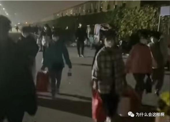 大老板对逃离富士康的员工百般辱骂，而老百姓却对他们提供饮食，你还不懂亲不亲阶级分吗？！