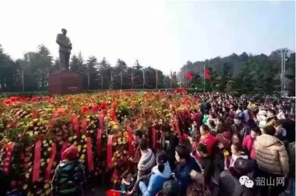 各地人民自发纪念毛主席逝世40周年