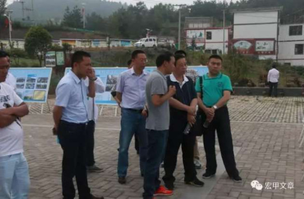  王宏甲：党建引领，深化改革，组织起来，共同致富。这是“塘约道路”的核心要义