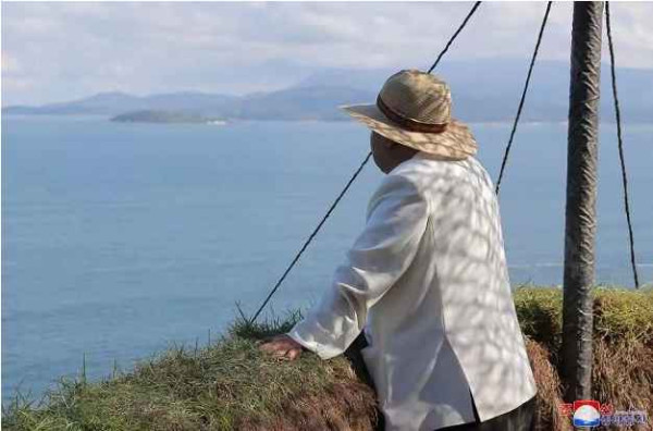 金正恩指导人民军远程炮兵部队和空军飞行队火力打击训练