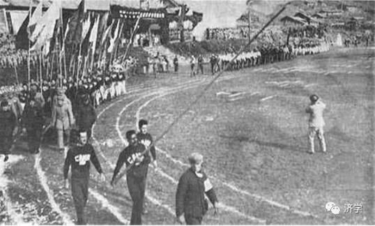 “毛主席万岁！志愿军万岁！”在联合国军战俘奥运会场响起