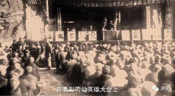 《咱们的领袖毛泽东》里“咱们”指的谁？