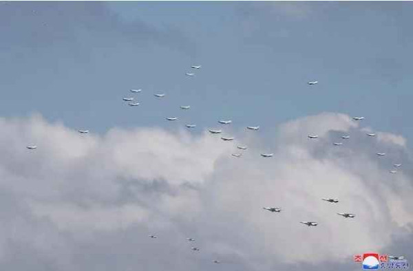 金正恩指导人民军远程炮兵部队和空军飞行队火力打击训练