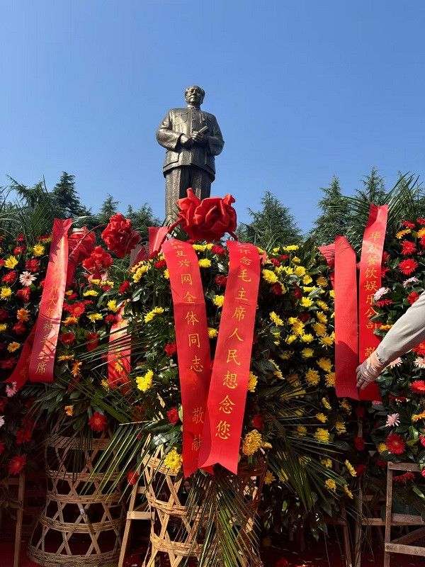 民族复兴网向韶山广场毛主席铜像敬献花篮