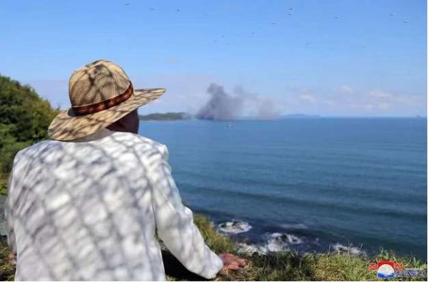 金正恩指导人民军远程炮兵部队和空军飞行队火力打击训练