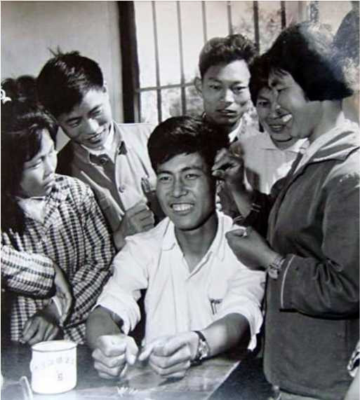 老照片:广阔天地把根扎 1968年到1985年遍布乡村的赤脚医生