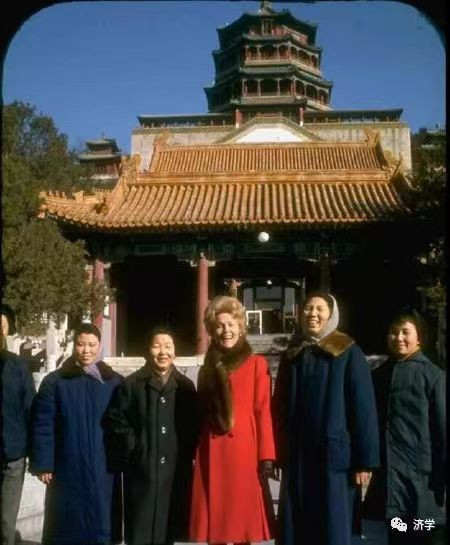 尼克松总统夫人在人民公社的猪圈里干啥？