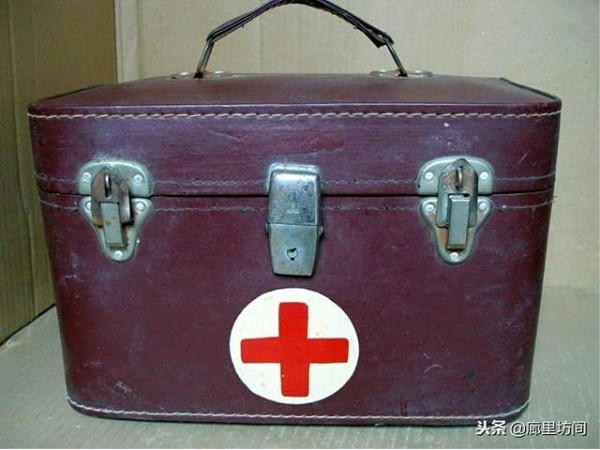 老照片:广阔天地把根扎 1968年到1985年遍布乡村的赤脚医生