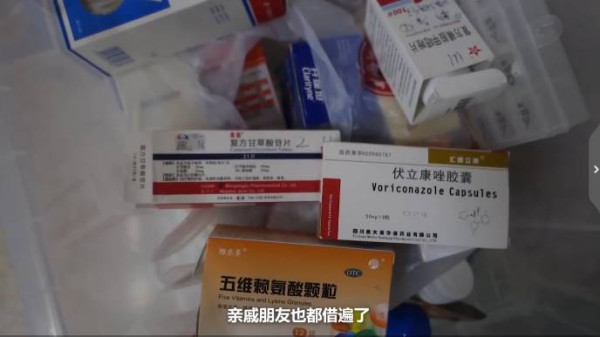 父亲雪天扮太监下跪赚救命钱