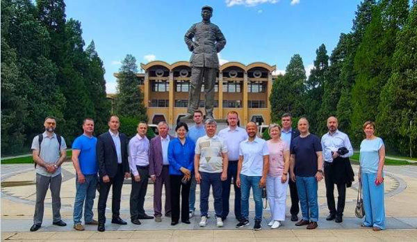 临别北京，结束访问：俄共中央新闻代表团登机前要求拜谒毛主席纪念堂