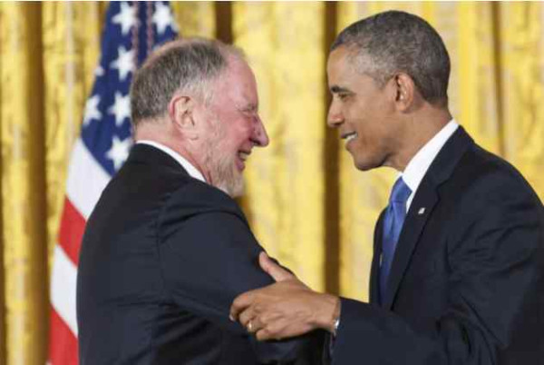 田雷:“张华考上了北京大学；李萍进了中等技术学校；我在百货公司当售货员：我们都有光明的前途。”