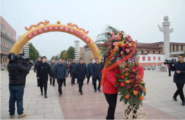 南街村隆重举行纪念毛主席诞辰125周年活动