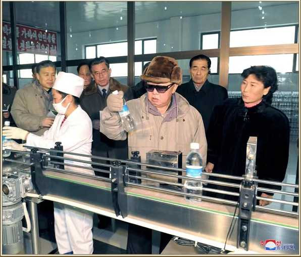 为了人民的幸福——在伟大领导者金正日同志诞辰81周年之际