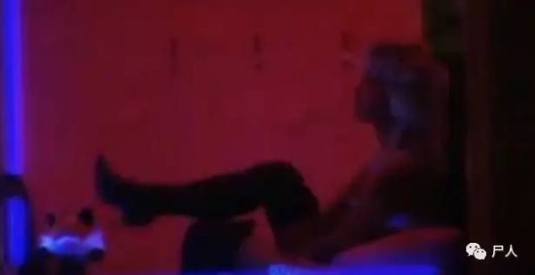 19岁女孩被卖当性奴，被要求每晚必须接待18个客人