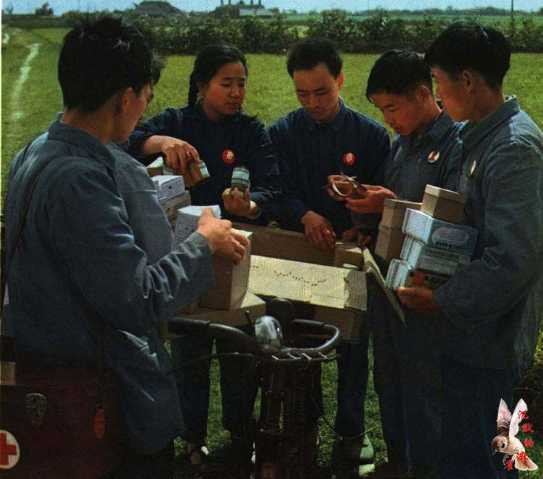那个年代的宣传画集锦——赤脚医生