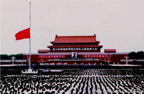 维新里：毛主席与日月同辉！