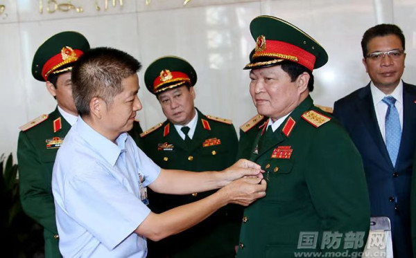 李克勤：毛主席纪念堂工作人员给越南大将佩戴毛主席像章