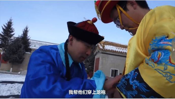 父亲雪天扮太监下跪赚救命钱