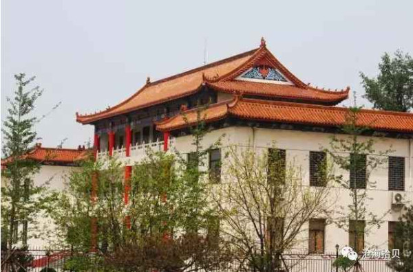 以毛泽东思想为指针坚定不移走社会主义道路的楷模