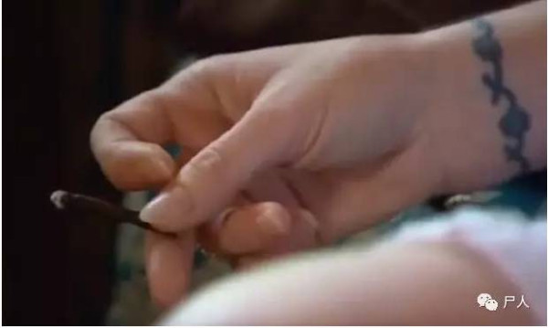 19岁女孩被卖当性奴，被要求每晚必须接待18个客人