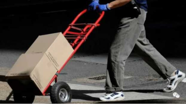 “双十一狂欢”的暗面：无人问津的快递劳工