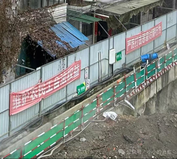 荒诞横幅的背后,是工人阶级的辛酸血泪