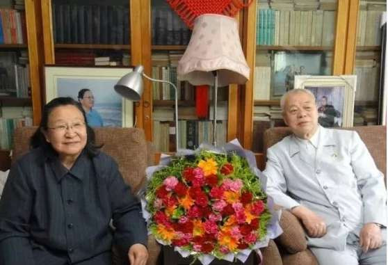 毛主席女儿李讷住所照片流出！墙上一幅照片引人注目...