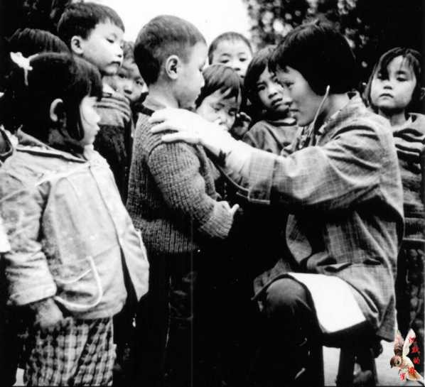 那个年代的宣传画集锦——赤脚医生