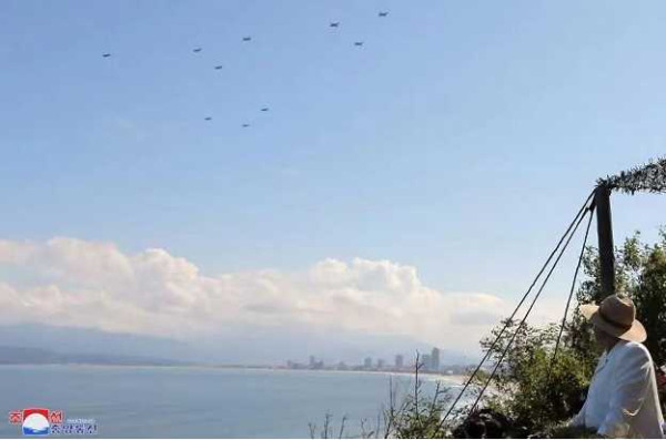 金正恩指导人民军远程炮兵部队和空军飞行队火力打击训练