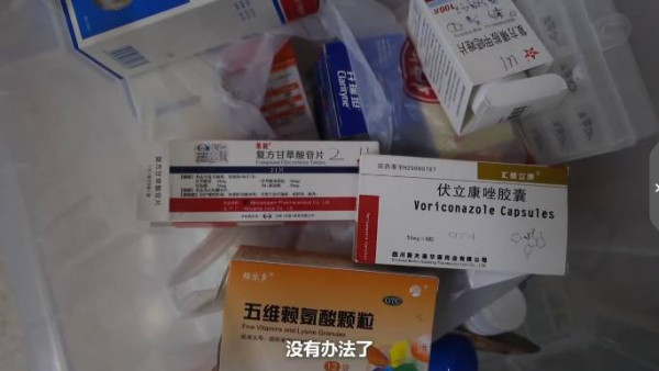 父亲雪天扮太监下跪赚救命钱