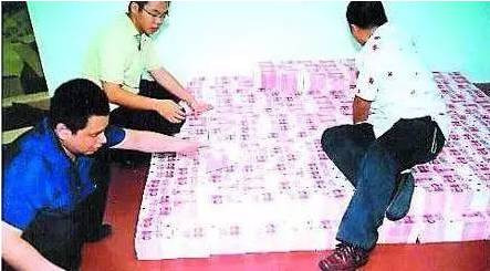 又一只大老虎被抓，儿子家中搜出三亿人民币现金！