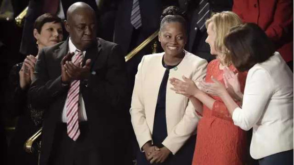 特朗普国会演讲受好评,全场起立鼓掌