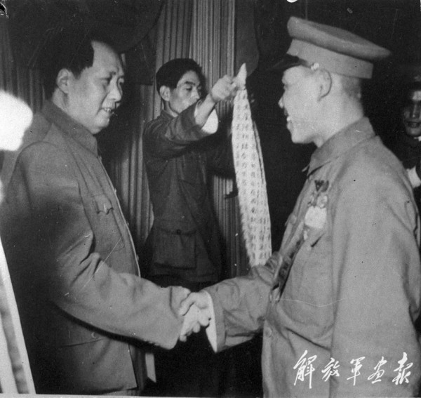 深情缅怀伟人！重温《解放军画报》中毛主席与士兵在一起的经典画面