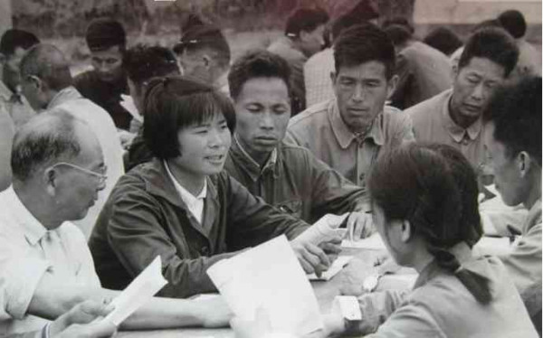 老照片：新中国70年代初期欣欣向荣的农村人民公社