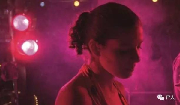 19岁女孩被卖当性奴，被要求每晚必须接待18个客人