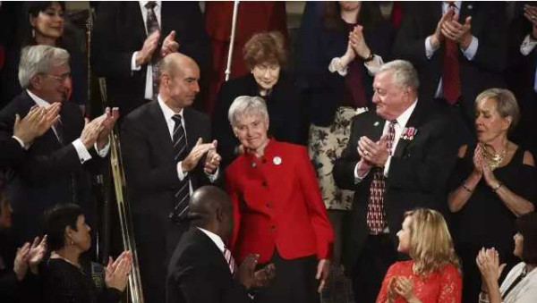 特朗普国会演讲受好评,全场起立鼓掌