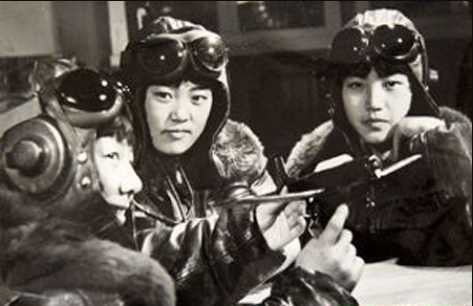 庆祝三八节：1952年3月8日 新中国第一批女飞行员飞过天安门上空