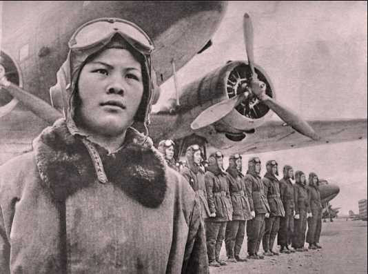 庆祝三八节：1952年3月8日 新中国第一批女飞行员飞过天安门上空