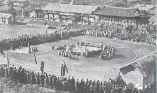 “毛主席万岁！志愿军万岁！”在联合国军战俘奥运会场响起