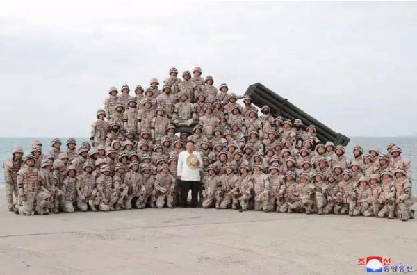 金正恩指导人民军远程炮兵部队和空军飞行队火力打击训练