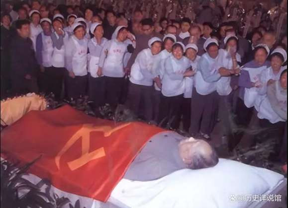 2000年记者采访一老人，看到其家人与毛主席合照，老人：不要宣扬