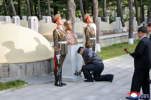 敬爱的金正恩同志在中国人民志愿军赴朝参战75周年之际凭吊中国人民志愿军烈士陵园