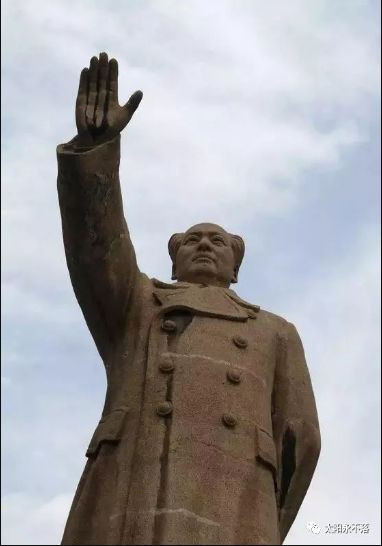 张桐：这座大学毛主席像在“拆像风”中艰难留存，其背后历史感人！