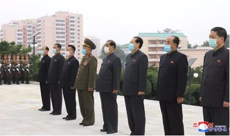 金正恩同志分别向辽宁省沈阳市抗美援朝烈士陵园和丹东市抗美援朝纪念塔送花篮，以纪念中国人民志愿军赴朝参战７０周年