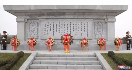 金正恩同志分别向辽宁省沈阳市抗美援朝烈士陵园和丹东市抗美援朝纪念塔送花篮，以纪念中国人民志愿军赴朝参战７０周年