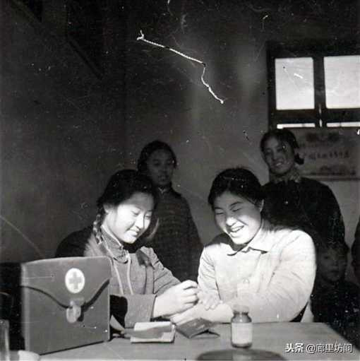 老照片:广阔天地把根扎 1968年到1985年遍布乡村的赤脚医生