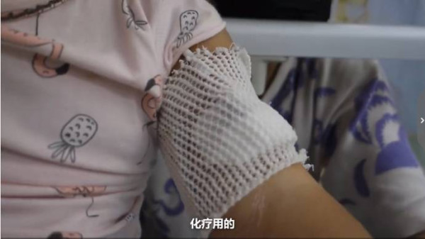 父亲雪天扮太监下跪赚救命钱