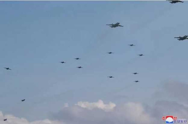 金正恩指导人民军远程炮兵部队和空军飞行队火力打击训练