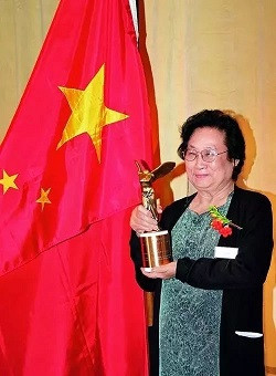 屠呦呦1972年的论文：《用毛泽东思想指导抗疟中草药工作》